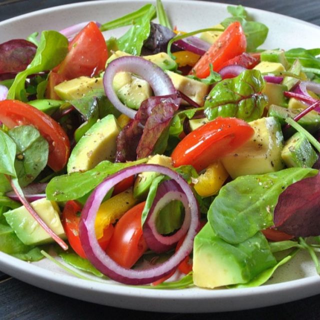 طريقة عمل سلطة الأفوكادو للرجيم