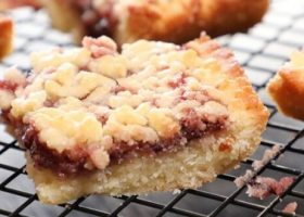 طريقة عمل مبشورة بمربى التوت الأزرق