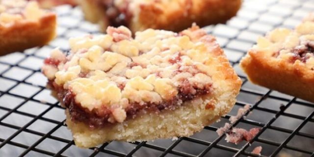 طريقة عمل مبشورة بمربى التوت الأزرق