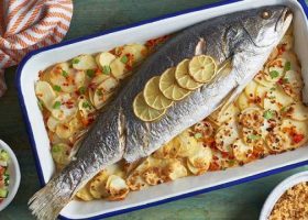 طريقة عمل سمكة محشية بالبطاطس