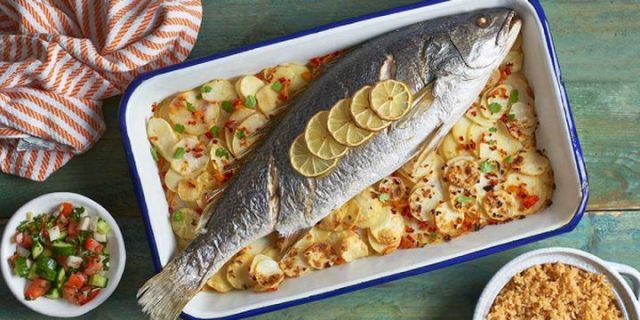 طريقة عمل سمكة محشية بالبطاطس