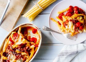 طريقة عمل مكرونة بالفرن بالطماطم وجبن الموزريلا