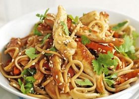 طريقة عمل نودلز بالدجاج