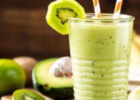 طريقة عمل سموذي الكيوي بالأفوكادو