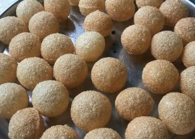 طريقة عمل حلى كرات السميد والحليب المحموس