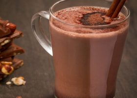 طريقة عمل مشروب الكاكاو الساخن بالقرفة