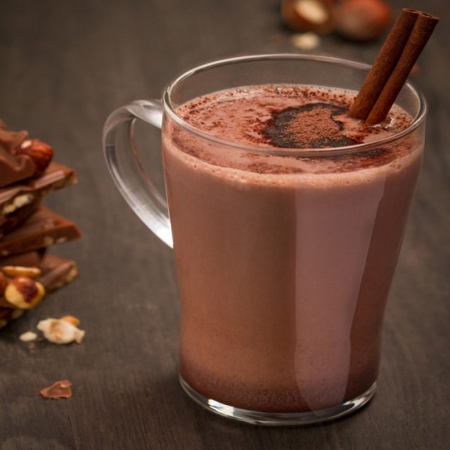 طريقة عمل مشروب الكاكاو الساخن بالقرفة