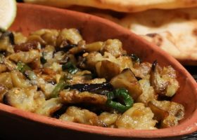 طريقة عمل حمسة الباذنجان بالثوم والفلفل الحار