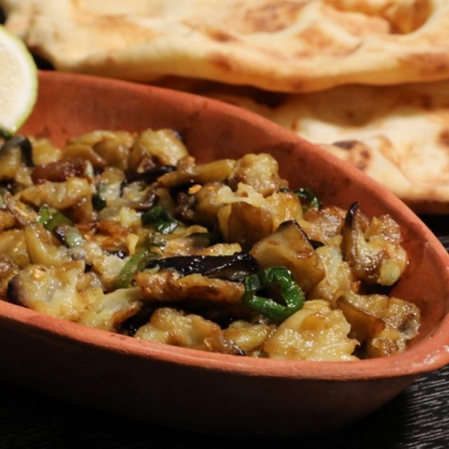 طريقة عمل حمسة الباذنجان بالثوم والفلفل الحار