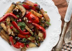 طريقة عمل سلطة الباذنجان المشوي مع دبس الرمان