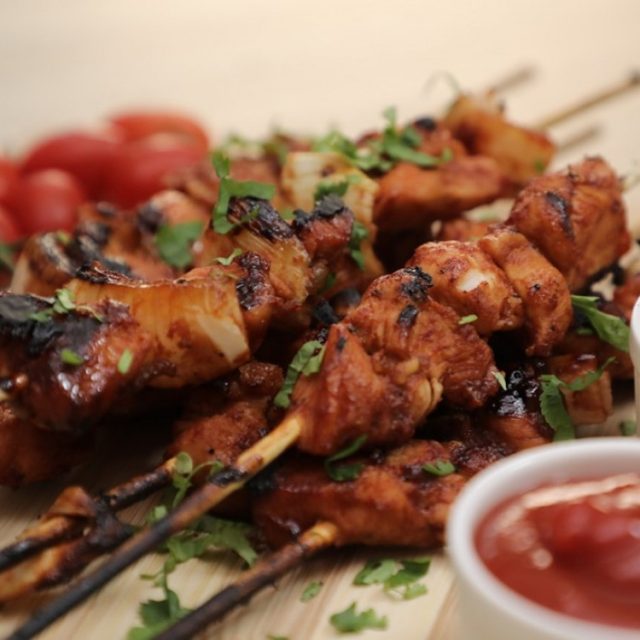 طريقة عمل شيش طاووق مع دبس الرمان بالفرن