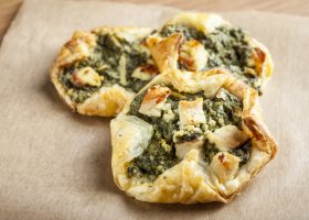 طريقة عمل فطائر السبانخ بالدجاج