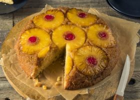 طريقة عمل كيكة الأناناس والسكر البني