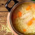 طريقة عمل شوربة الدجاج بالشعيرية
