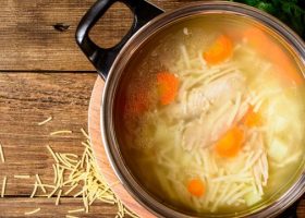 طريقة عمل شوربة الدجاج بالشعيرية