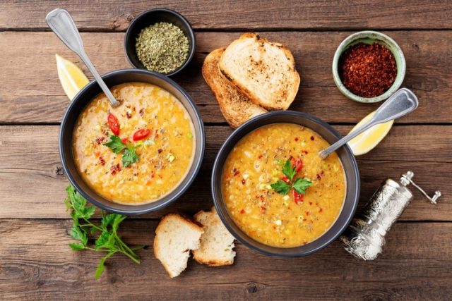 طريقة عمل شوربة عدس بدون خلاط