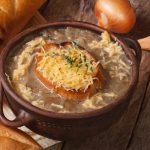 طريقة عمل شوربة البصل بطريقة صحية للرجيم