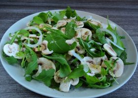 طريقة عمل سلطة الفطر بالجرجير