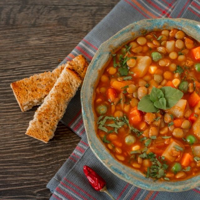 طريقة عمل شوربة العدس الإيطالية مع الخضار