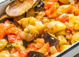 طريقة عمل صينية بطاطس بالخضار