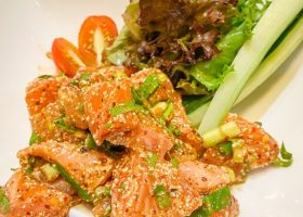 طريقة عمل سلطة السلمون الحارة