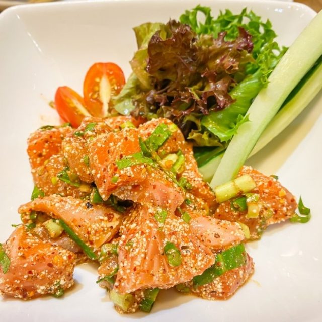 طريقة عمل سلطة السلمون الحارة