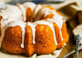 طريقة عمل كيكة القرفة بتغليفة السكر