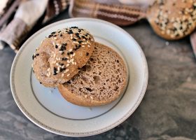 طريقة عمل بيغل الكيتو بالسمسم