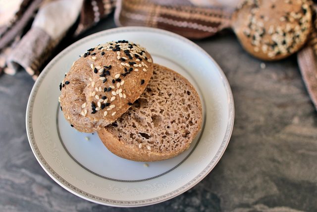 طريقة عمل بيغل الكيتو بالسمسم