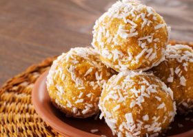 طريقة عمل حلى المشمش المجفف وجوز الهند الصحي