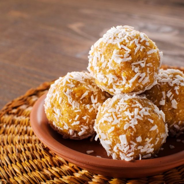 طريقة عمل حلى المشمش المجفف وجوز الهند الصحي