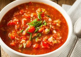 طريقة عمل شوربة الطماطم والفلفل الباردة