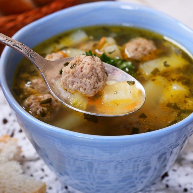 طريقة عمل شوربة البطاطس بكرات اللحم