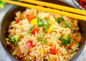 طريقة عمل الأرز المقلي الحار للنباتيين