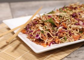 طريقة عمل سلطة النودلز بالخضار الآسيوي