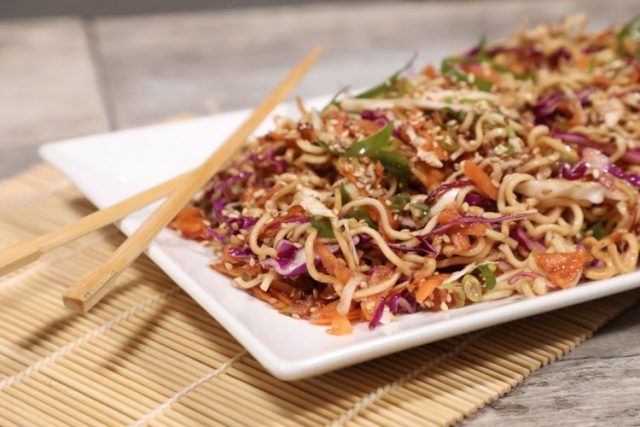 طريقة عمل سلطة النودلز بالخضار الآسيوي