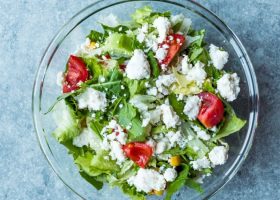 طريقة عمل سلطة خضراء بالجبن والطماطم