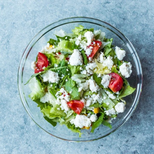 طريقة عمل سلطة خضراء بالجبن والطماطم