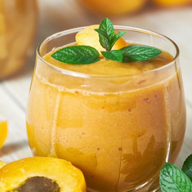 طريقة عمل كوكتيل المشمش بالتمر