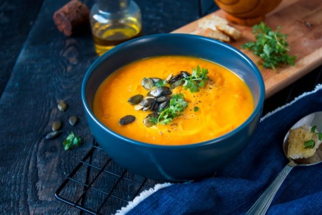 طريقة عمل شوربة القرع بالتفاح