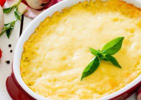 طريقة عمل صينية البطاطس بالدجاج والجبن والقشطه