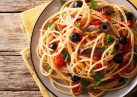 طريقة عمل مكرونة بالطماطم والزيتون