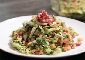 طريقة عمل سلطة الفريكة بالأعشاب والخضار