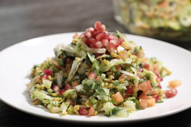 طريقة عمل سلطة الفريكة بالأعشاب والخضار