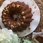 طريقة عمل كيكة التمر والجوز