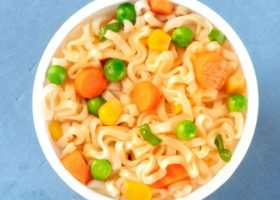 طريقة عمل اندومي بالدجاج والكاري