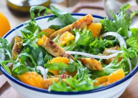 طريقة عمل سلطة الدجاج بالحمضيات والأعشاب