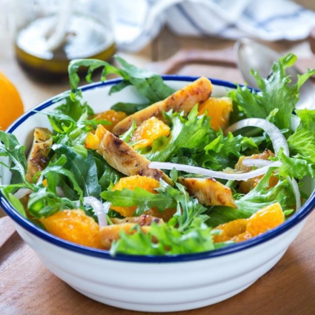 طريقة عمل سلطة الدجاج بالحمضيات والأعشاب