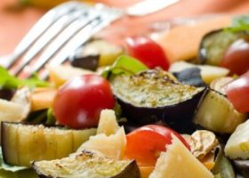 طريقة عمل سلطة الطماطم بالباذنجان المشوي للرجيم