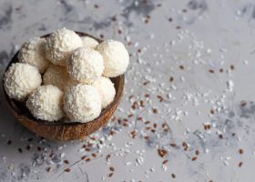 طريقة عمل كرات جوز الهند الباردة